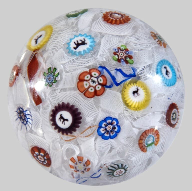 Baccarat. Presse-papiers signé et daté B 1848, à fond de torsades blanches fili…