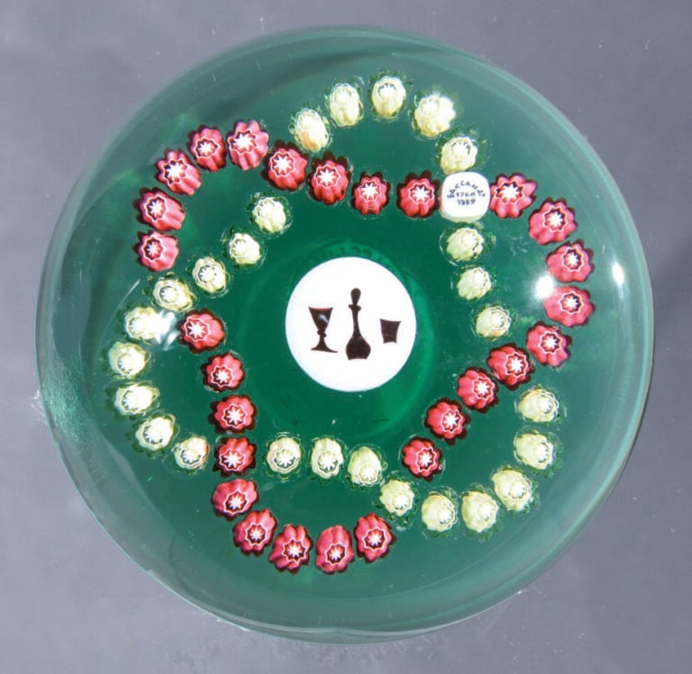 Baccarat. Presse-papiers signé et daté Baccarat 1764 - 1989, à fond vert orné d…