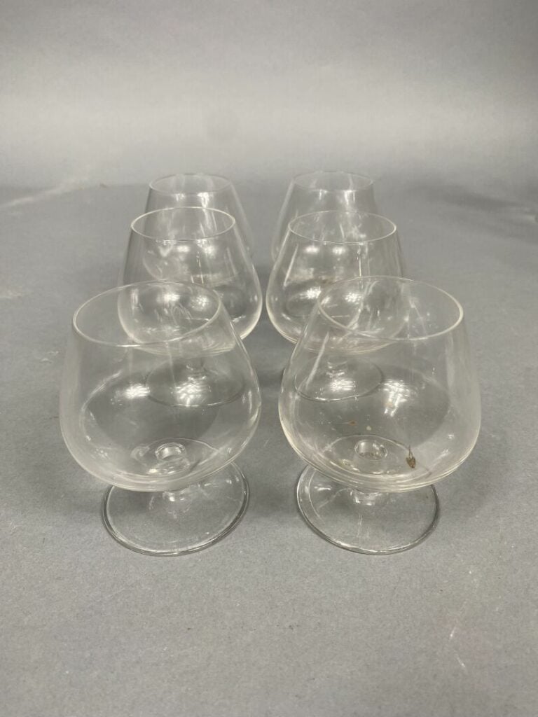 BACCARAT & SAINT LOUIS - Ensemble de verres en cristal comprenant six verres à…
