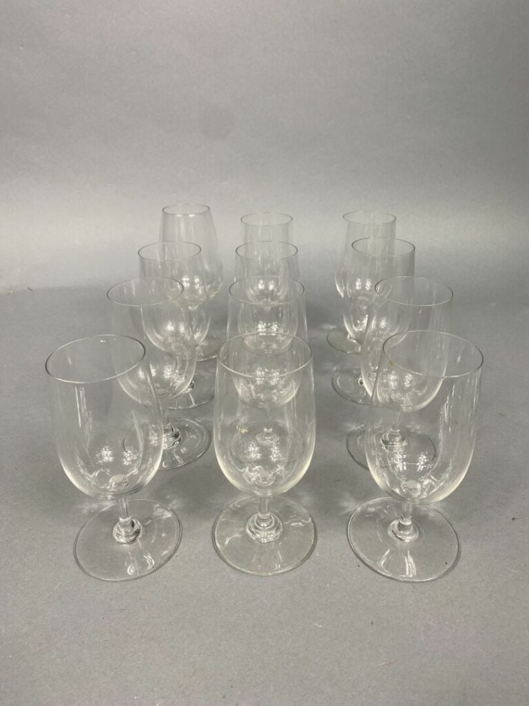BACCARAT & SAINT LOUIS - Ensemble de verres en cristal comprenant six verres à…