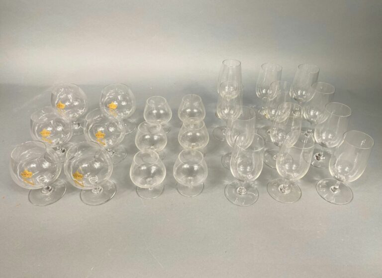 BACCARAT & SAINT LOUIS - Ensemble de verres en cristal comprenant six verres à…