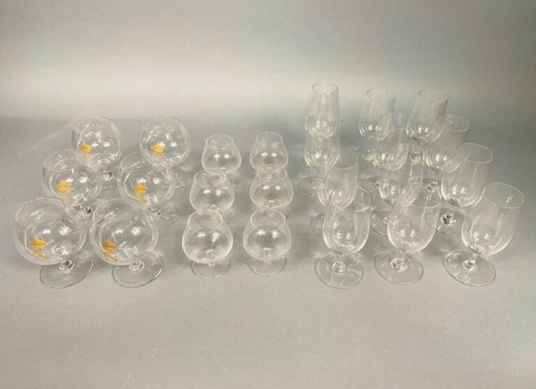 BACCARAT & SAINT LOUIS - Ensemble de verres en cristal comprenant six verres à…
