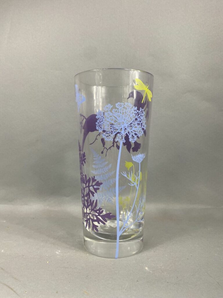 BACCARAT - Vase en cristal à décor imprimé polychrome d'oiseau branché, végétau…