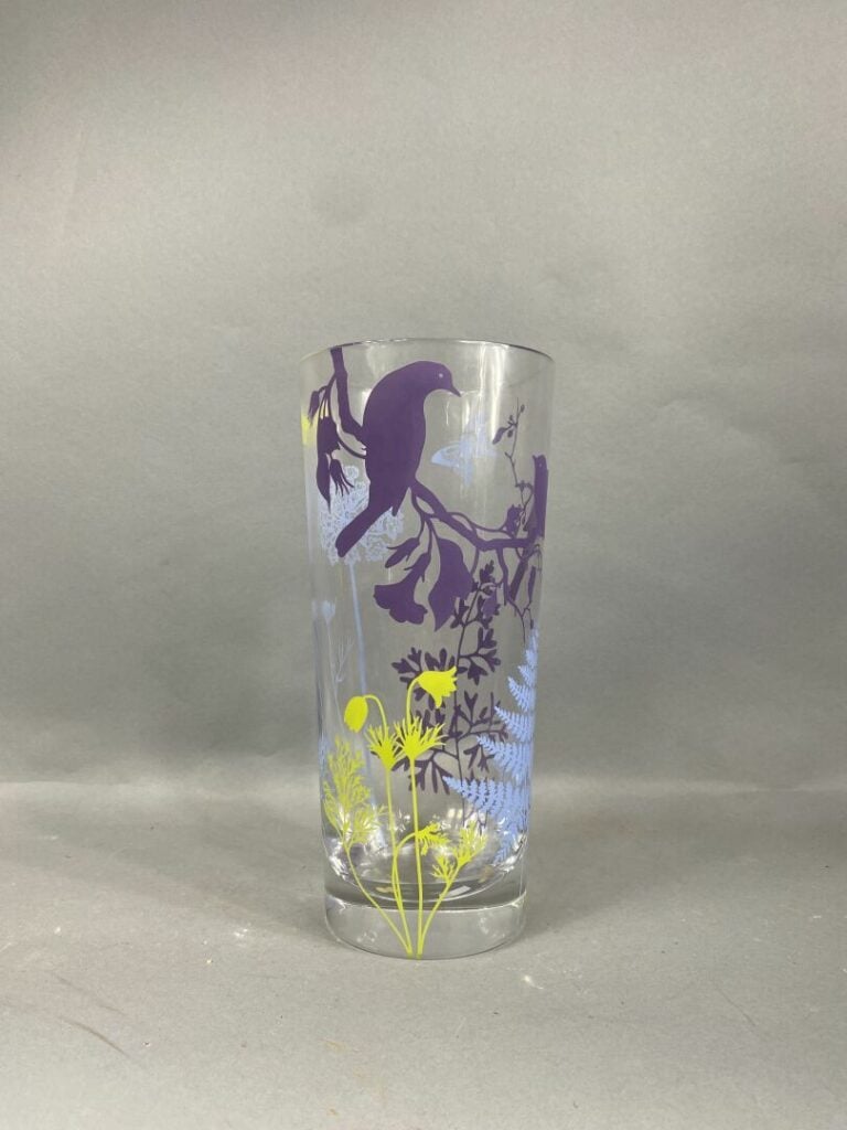BACCARAT - Vase en cristal à décor imprimé polychrome d'oiseau branché, végétau…