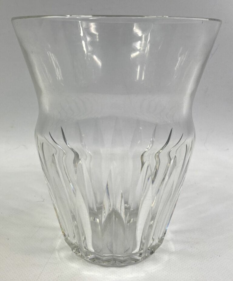 BACCARAT - Vase en cristral taillé légèrement évasé - H : 18 cm