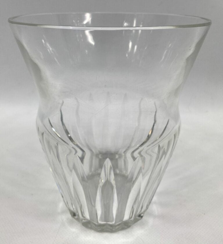 BACCARAT - Vase en cristral taillé légèrement évasé - H : 18 cm