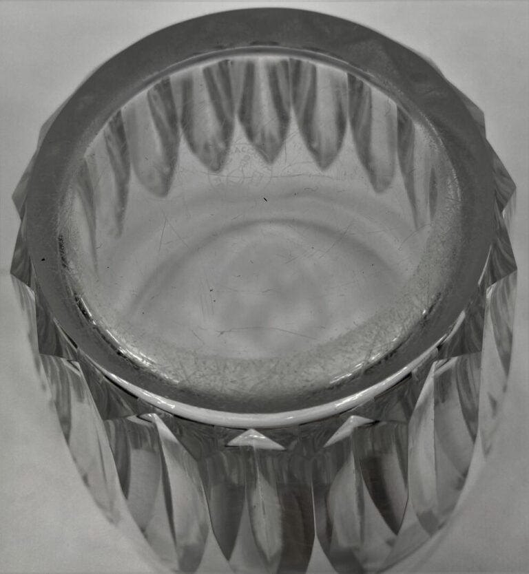BACCARAT - Vase en cristral taillé légèrement évasé - H : 18 cm