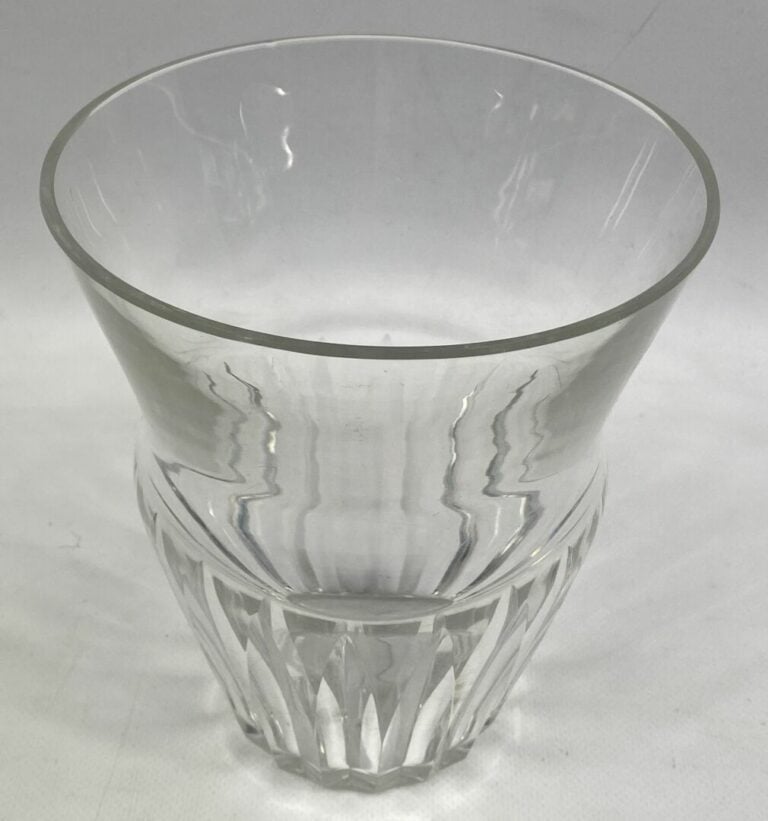 BACCARAT - Vase en cristral taillé légèrement évasé - H : 18 cm