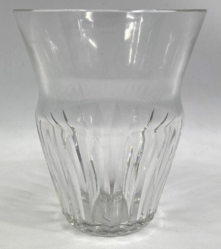 BACCARAT - Vase en cristral taillé légèrement évasé - H : 18 cm