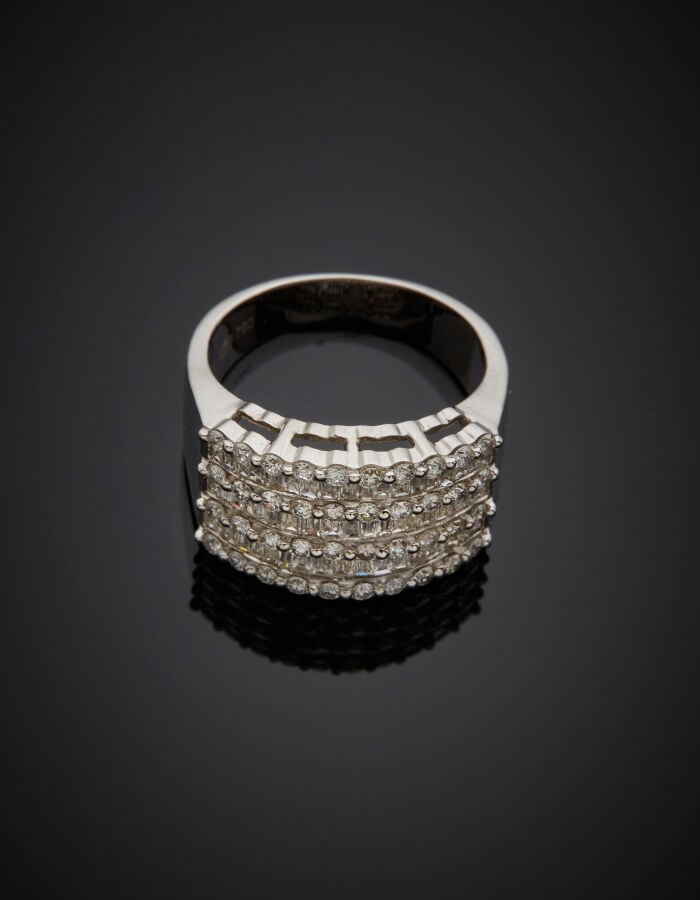 BAGUE « bandeau » en or gris (750‰) serti de quatre alignements de diamants tai…
