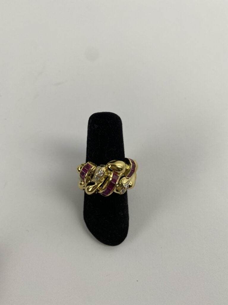 Bague bandeau en or jaune (750) à motifs de godrons ornée de diamants taiille b…