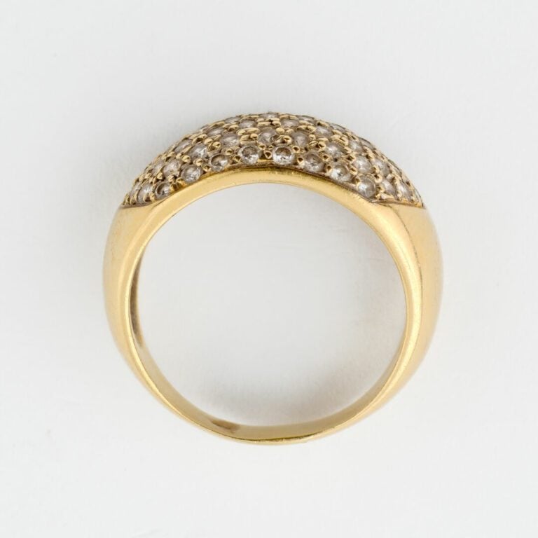 Bague bandeau en or jaune (750) centrée d'un pavage de de diamants taille brill…