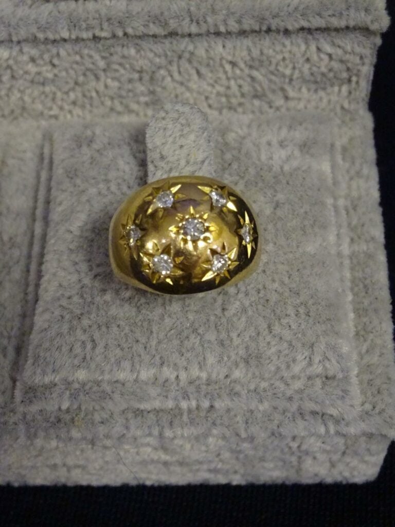 Bague bandeau en or jaune 750 millièmes, ornée de sept diamants dans des étoile…