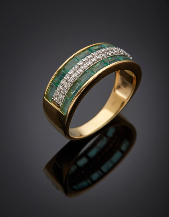 BAGUE « bandeau » en or jaune et or gris (750‰) pavé de diamants taille brillan…