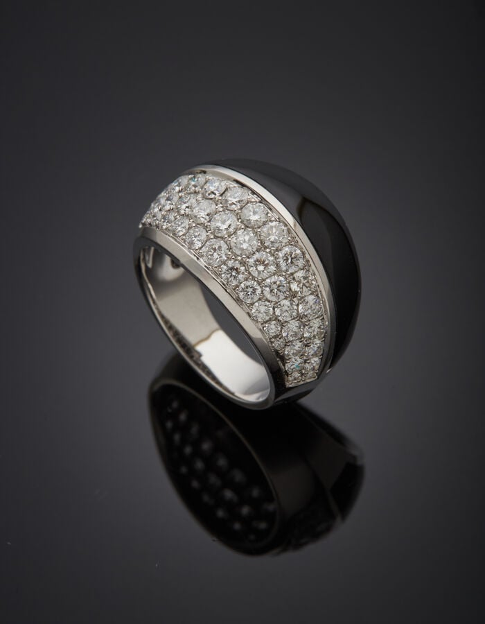 BAGUE « bombée » en or gris (750‰) partiellement serti de diamants taille brill…