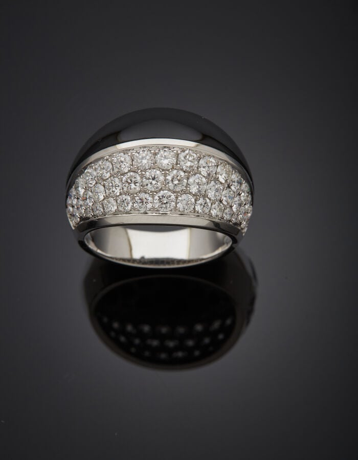BAGUE « bombée » en or gris (750‰) partiellement serti de diamants taille brill…