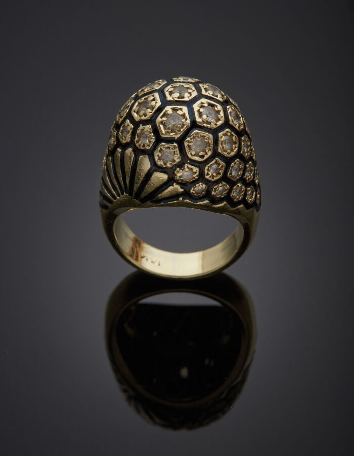 BAGUE bombée en or jaune (585‰) 14 carats, orné d'émail noir à motif rayonnant…
