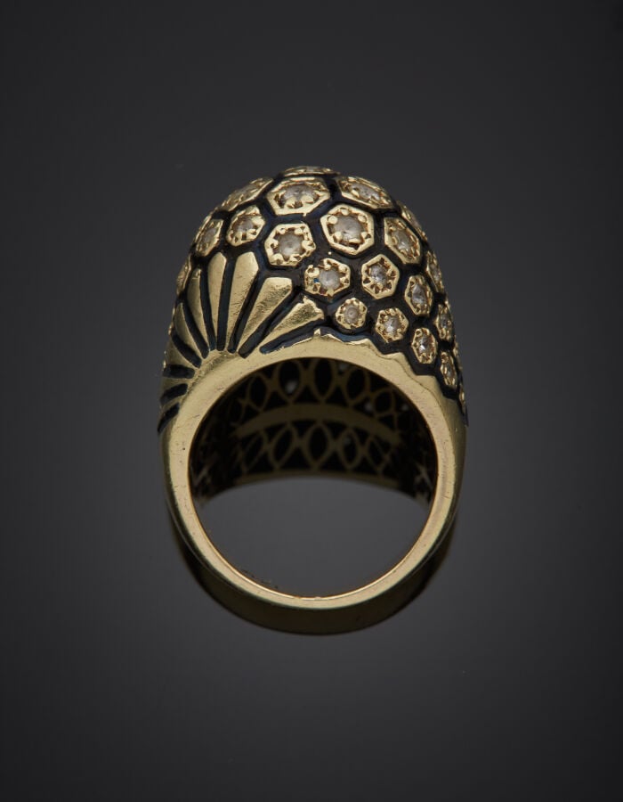 BAGUE bombée en or jaune (585‰) 14 carats, orné d'émail noir à motif rayonnant…