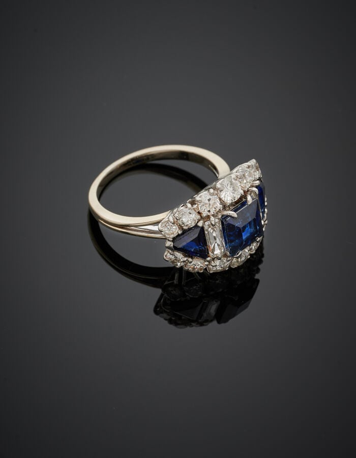 BAGUE bombée en platine (950‰) et or gris (750‰) ajouré, serti de diamants rect…