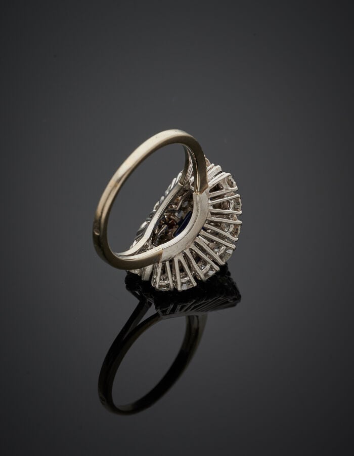 BAGUE bombée en platine (950‰) et or gris (750‰) ajouré, serti de diamants rect…