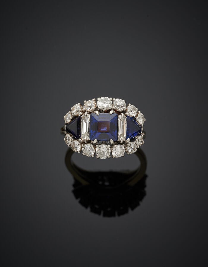 BAGUE bombée en platine (950‰) et or gris (750‰) ajouré, serti de diamants rect…