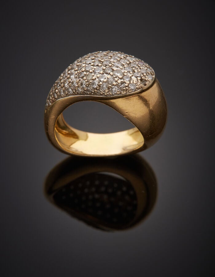 BAGUE bombée "goutte" en or jaune et or gris (750‰) partiellement pavé de diama…