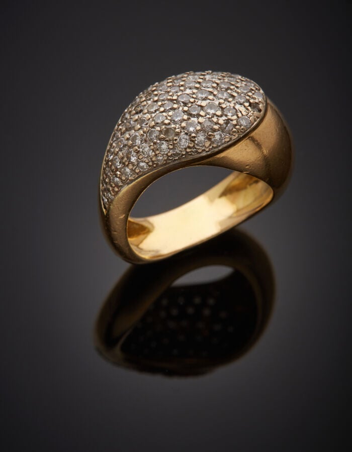 BAGUE bombée "goutte" en or jaune et or gris (750‰) partiellement pavé de diama…