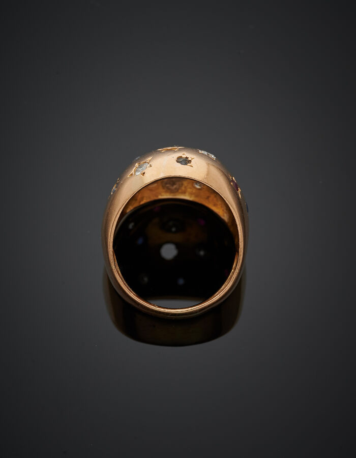 BAGUE "boule" en or jaune (750‰) parsemée de diamants taille 8/8, rubis et saph…
