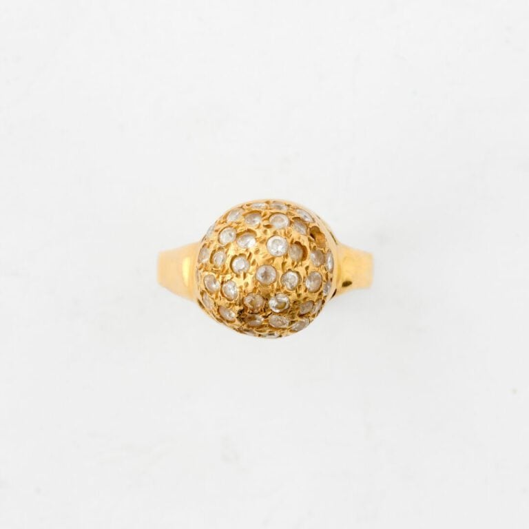 Bague boule en or jaune (750) pavée de petites pierres blanches facettées - Tra…