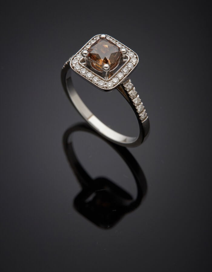 BAGUE carrée en or gris (750‰) ajouré, serti d'un diamant FANCY DEEP ORANGY BRO…
