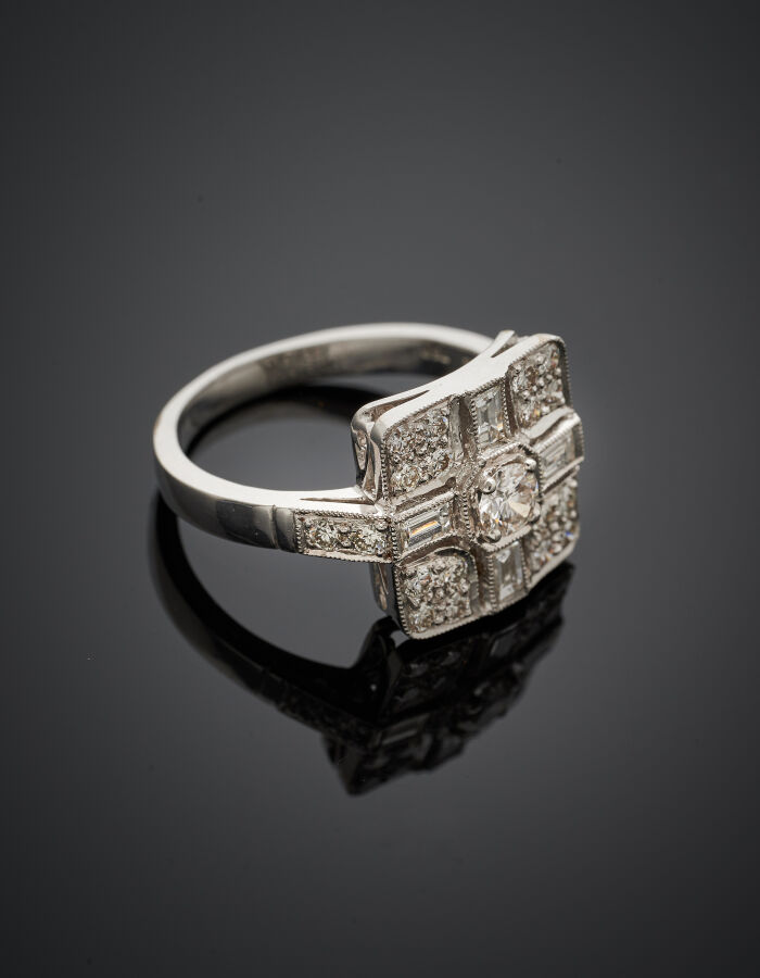 BAGUE carrée en or gris (750‰) pavé de diamants composée d'un motif cruciforme…