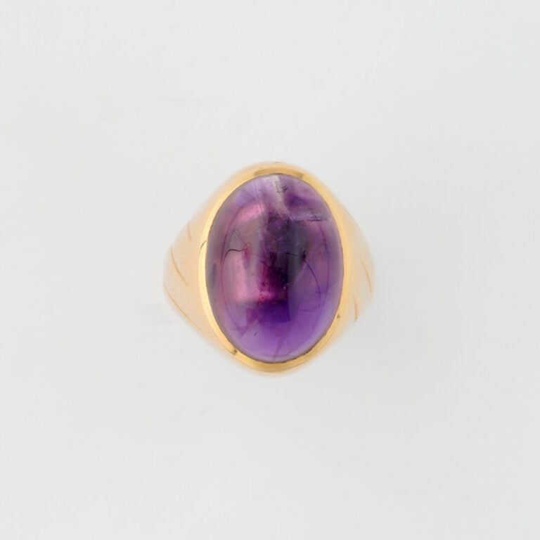 Bague chevalière en or jaune (585) ornée d'un cabochon ovale d'améthyste en ser…