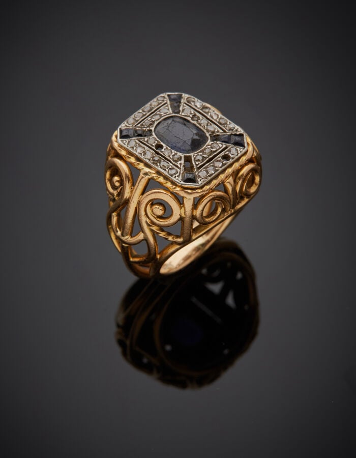 BAGUE « chevalière » en platine (min. 800‰) et or jaune (750‰) ajouré à motifs…