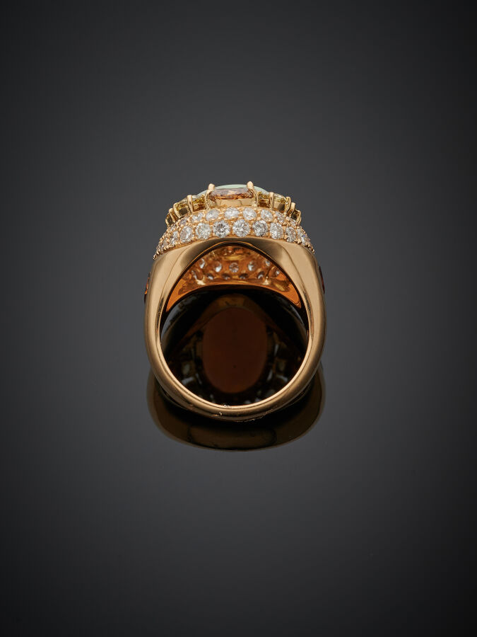 BAGUE chevalière ovale en or jaune (750‰) orné d'une opale, entourée de diamant…