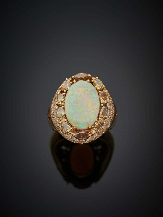 BAGUE chevalière ovale en or jaune (750‰) orné d'une opale, entourée de diamant…