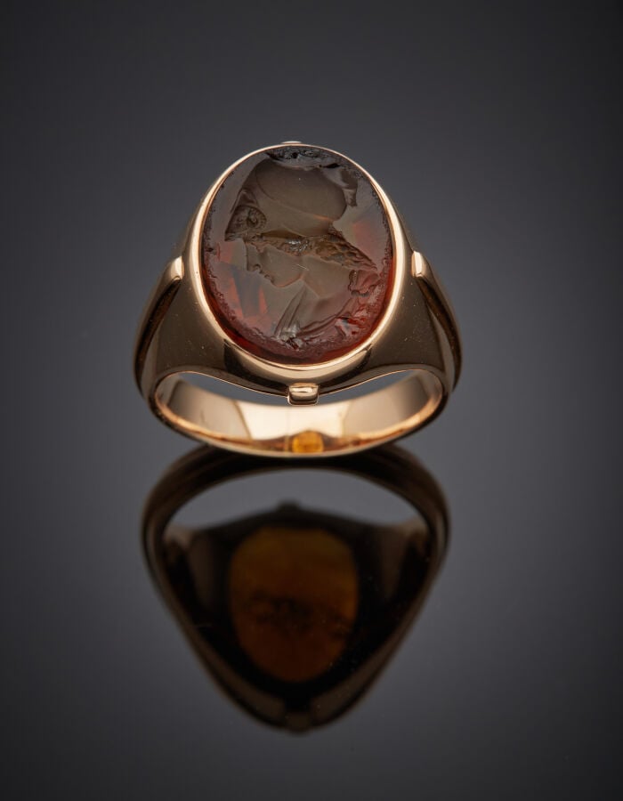 BAGUE chevalière pour homme en or rose (750‰) surmontée d'une intaille sur quar…