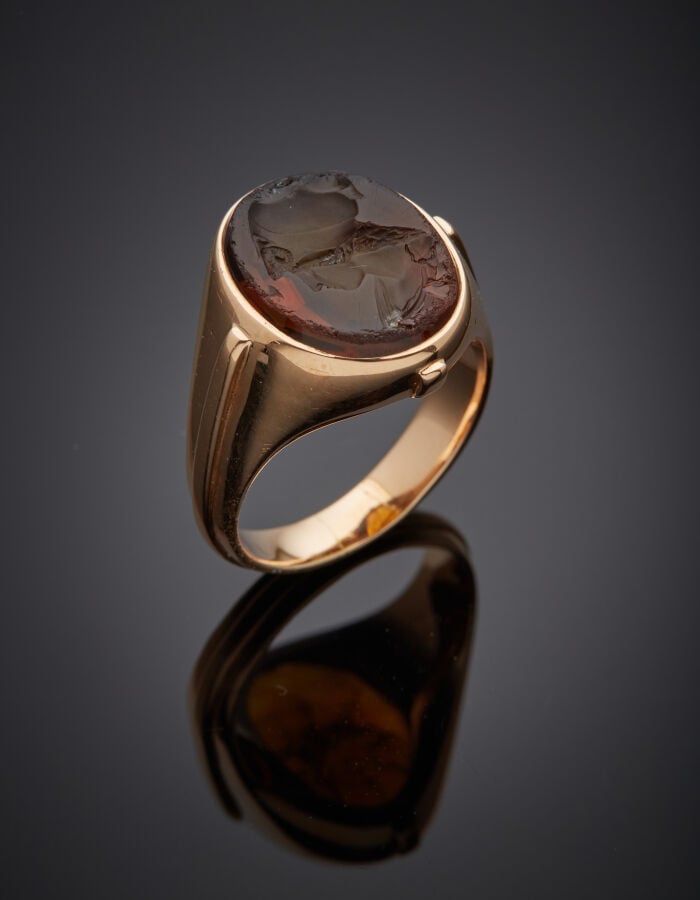 BAGUE chevalière pour homme en or rose (750‰) surmontée d'une intaille sur quar…