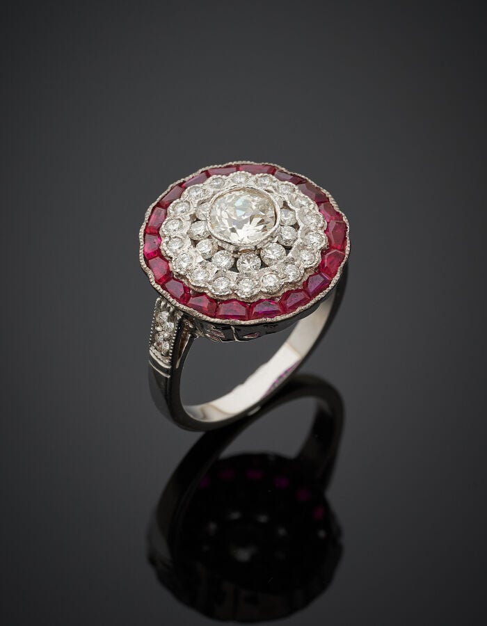 BAGUE circulaire en or gris (750‰) serti d'un diamant taille ancienne, entouré…
