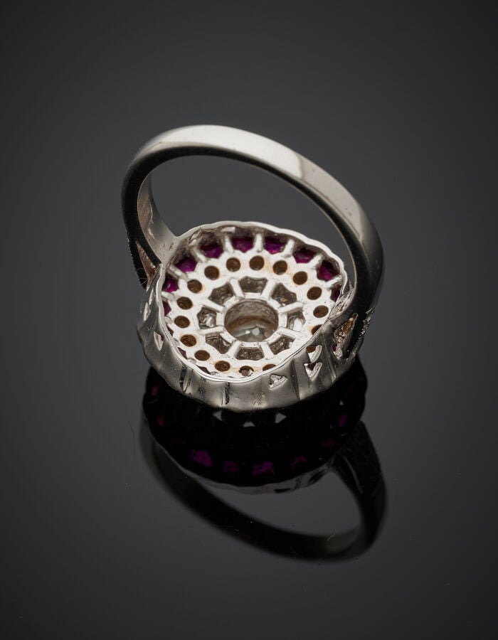 BAGUE circulaire en or gris (750‰) serti d'un diamant taille ancienne, entouré…
