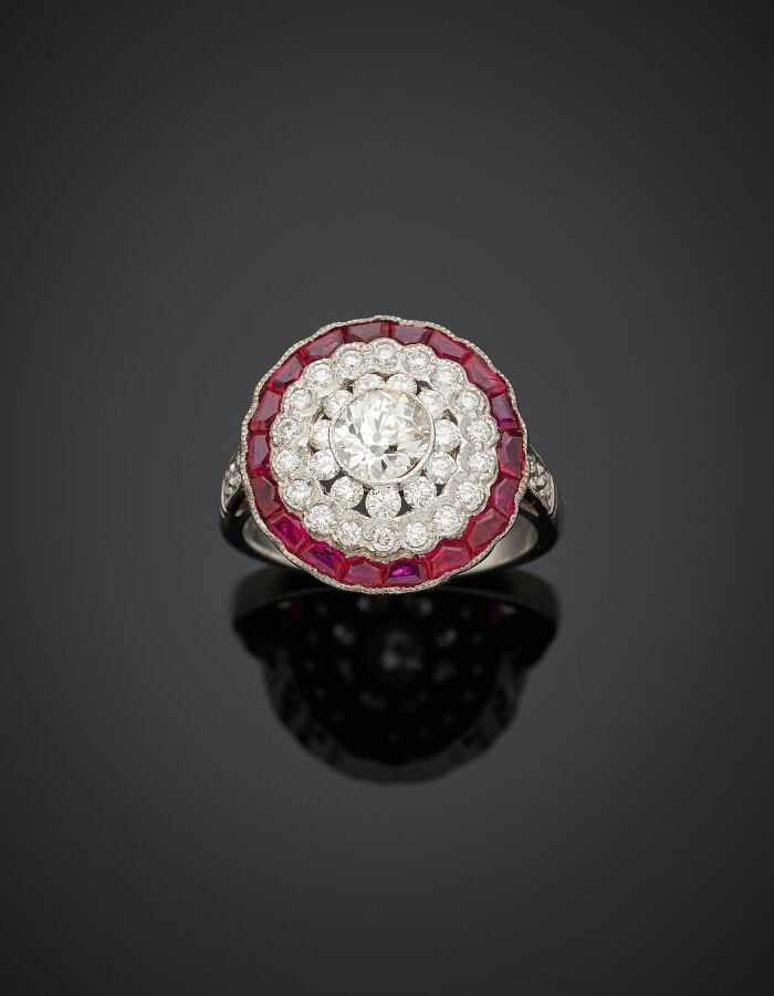 BAGUE circulaire en or gris (750‰) serti d'un diamant taille ancienne, entouré…