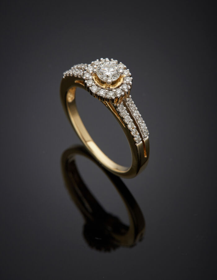 BAGUE circulaire en or jaune (585‰) 14 carats, serti d'un diamant taille brilla…