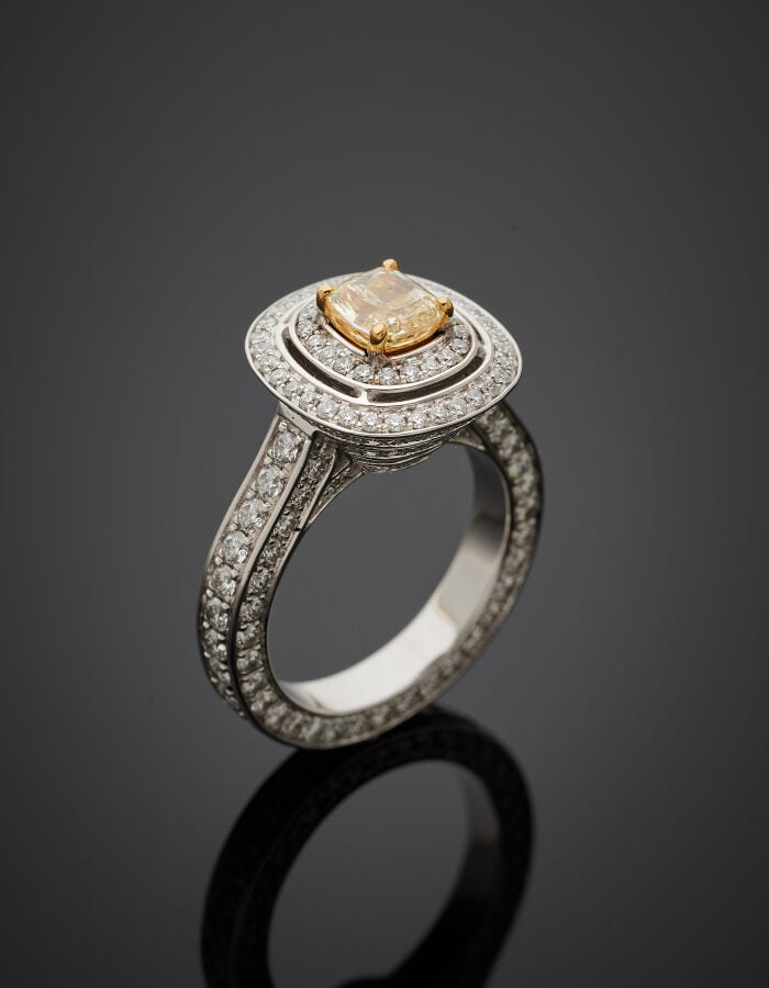 BAGUE "coussin" en or gris (750‰) serti d'un diamant pesant 1,04 carat, de form…