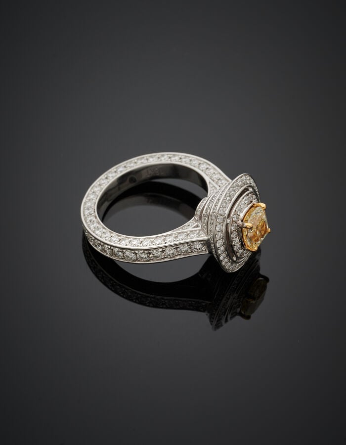 BAGUE "coussin" en or gris (750‰) serti d'un diamant pesant 1,04 carat, de form…
