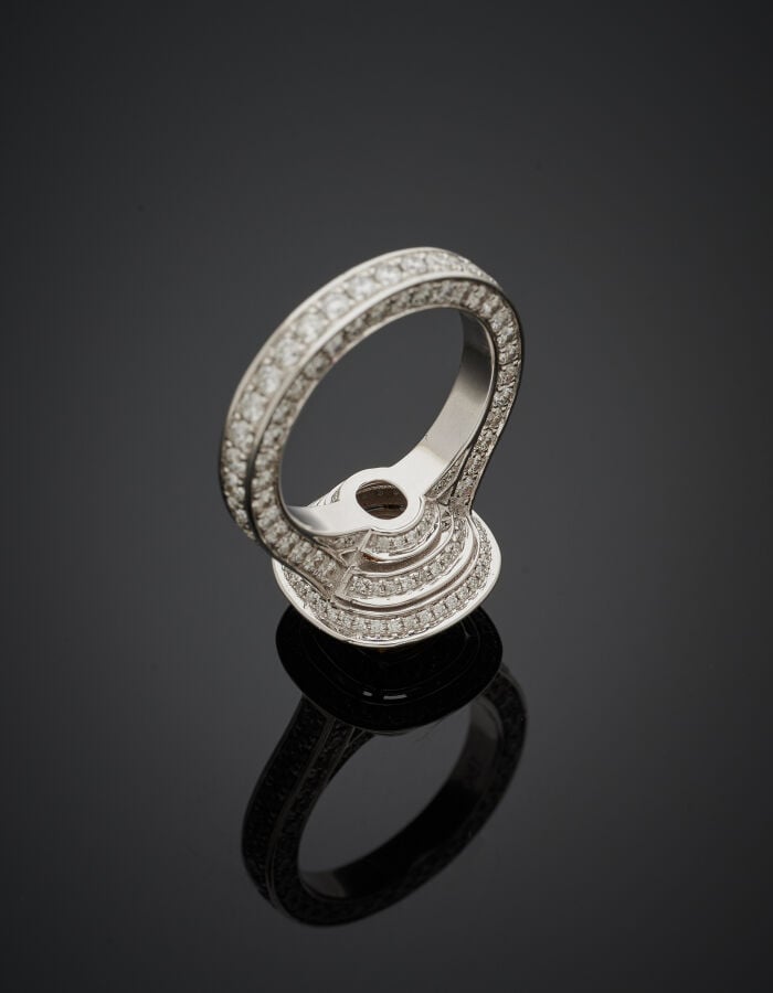 BAGUE "coussin" en or gris (750‰) serti d'un diamant pesant 1,04 carat, de form…