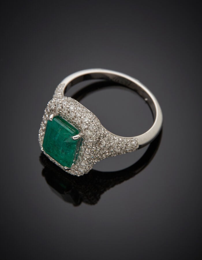 BAGUE « coussin » en or gris (750‰) serti d'une émeraude rectangulaire taillée…