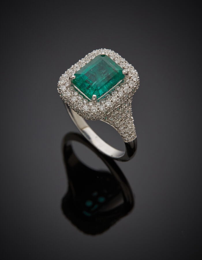 BAGUE « coussin » en or gris (750‰) serti d'une émeraude rectangulaire taillée…