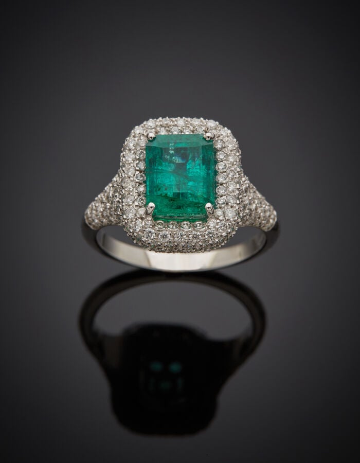 BAGUE « coussin » en or gris (750‰) serti d'une émeraude rectangulaire taillée…