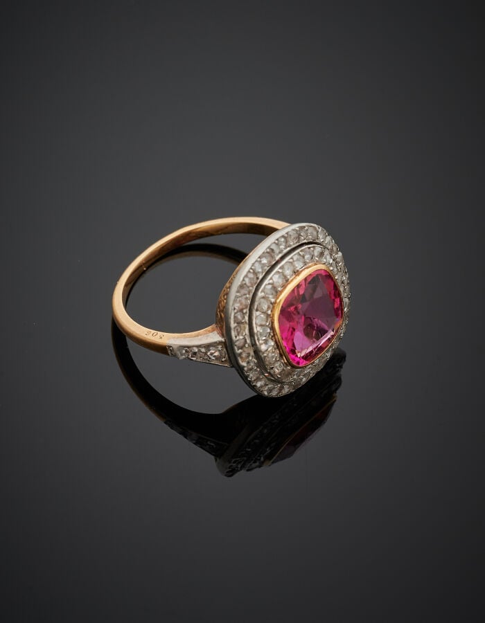 BAGUE "coussin" en or jaune (750‰) serti d'une tourmaline rose (nombreuses égri…