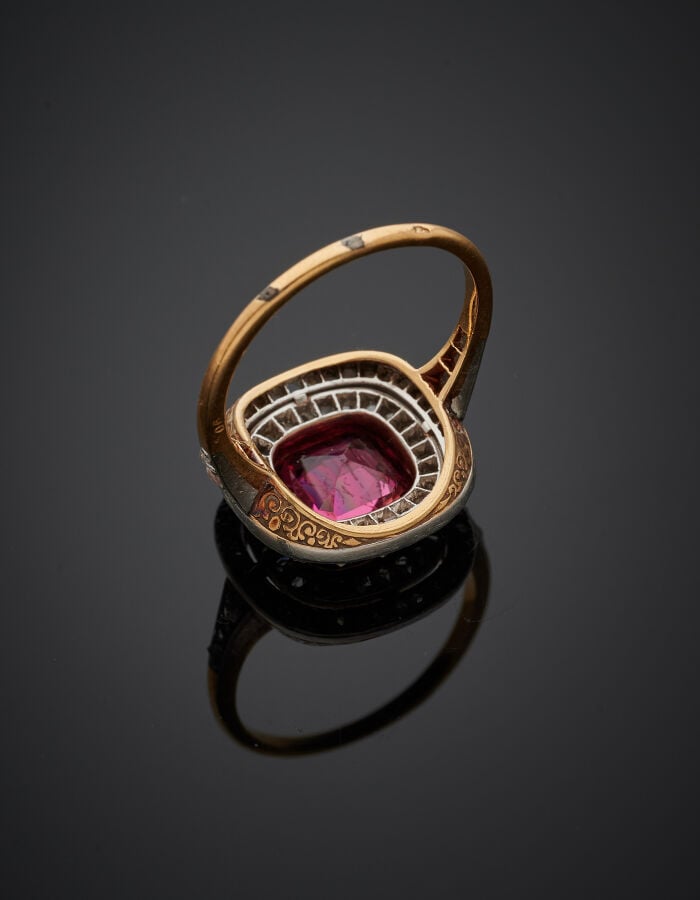 BAGUE "coussin" en or jaune (750‰) serti d'une tourmaline rose (nombreuses égri…