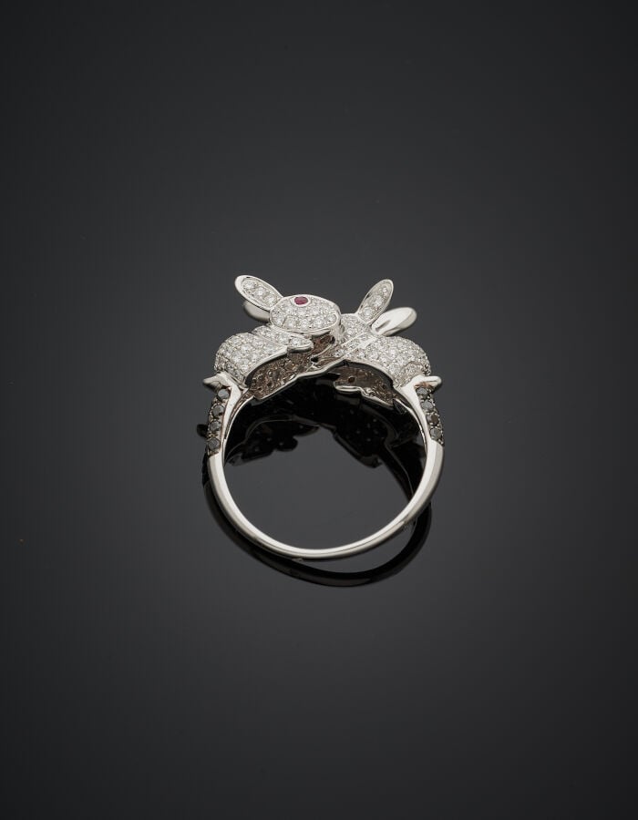 BAGUE "deux lapins" en or gris (750‰) sculpté, pavée de diamants blancs et noir…